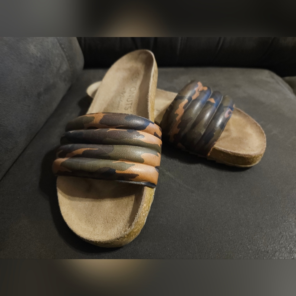 COCONUTS BY MATISSE Camo print Sandal slides sz8